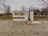 Монумент, установленный в честь 50-летия Победы советского народа в Великой Отечественной войне 1941-1945 гг